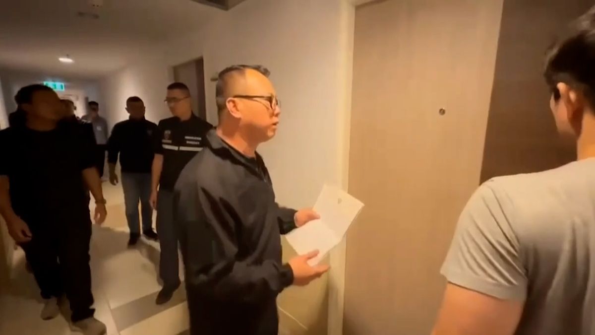 Personál hotelu jim nevyšel vstříc, tak zdemolovali svůj pokoj a utekli. Policie je ale brzy vypátrala